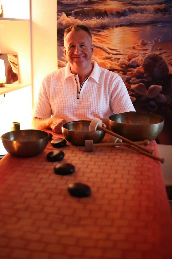 Hot Stone Steine und Klangschalen in der Massagepraxis
